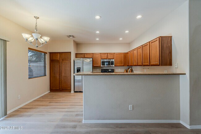 Building Photo - 519 E Rainbow Dr