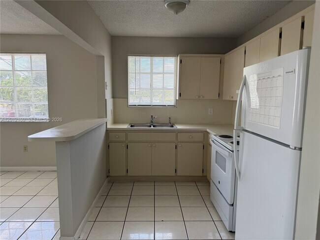 Building Photo - 837 SE 8th Ct