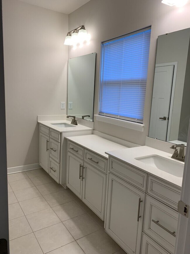 Building Photo - AUGUST SPECIAL!!! 4-bedroom, 3.5-bath town...