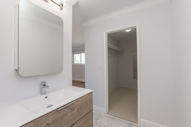 Building Photo - 3 Bed / 2.5 Bath home near Mariners Island...