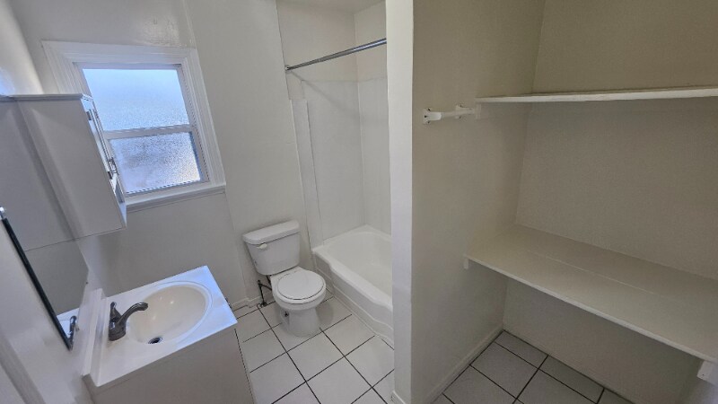 Building Photo - 915 S Ardmore Ave