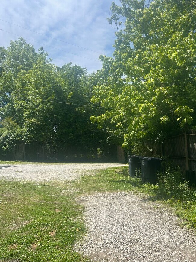 Building Photo - One Bedroom Home in East Ridge; WATER & SEWER INCLUDED!