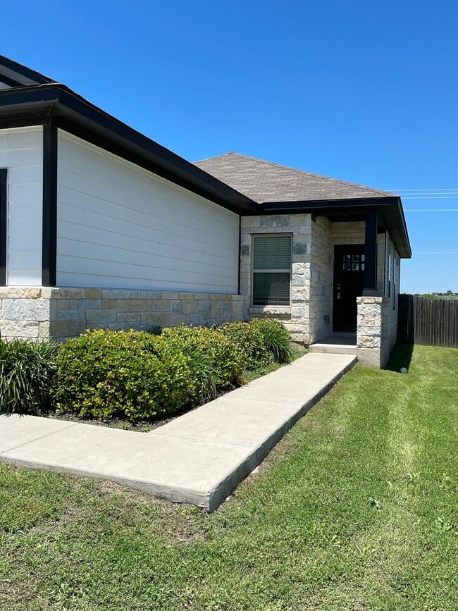 Building Photo - 3 bedroom, 2 bath home for lease