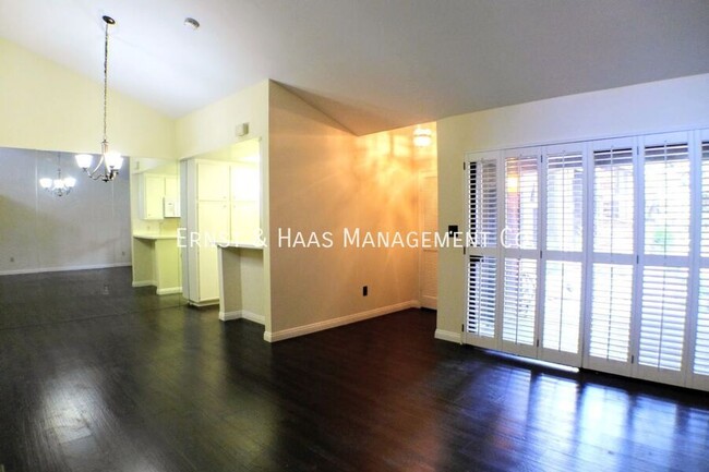Building Photo - 3667 Country Club Dr