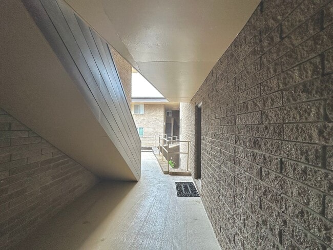 Building Photo - Spacious Condo in Prime Sandy Springs Location – Gated Community with Pool!