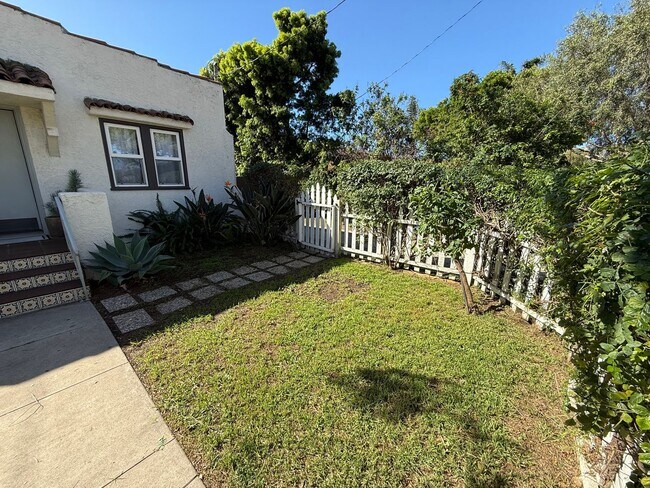 Building Photo - Cute home in Ventura Avenues includes garage for storage and a parking spot