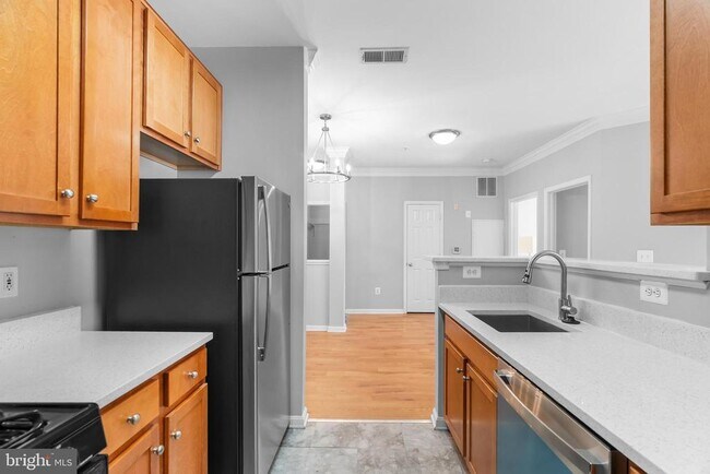 Building Photo - 4852 Eisenhower Ave