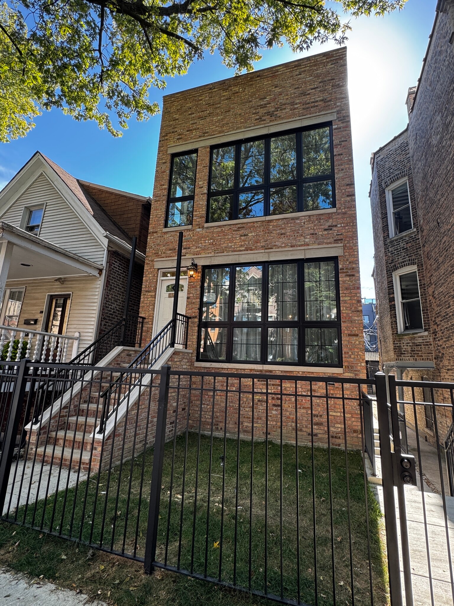 Building Photo - 2425 W Cortez St