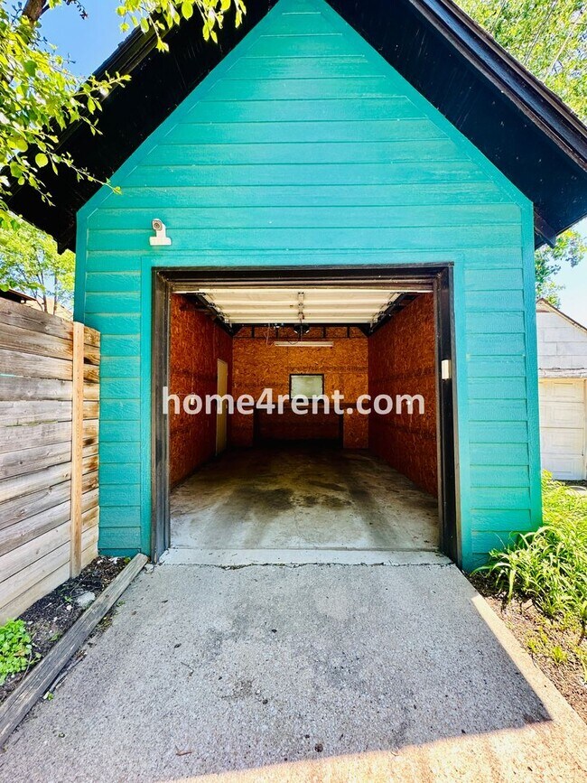 Building Photo - Beautiful, KCMO Home with Historic Charm, Updated Kitchen, Wood Floors and a Fenced Yard!
