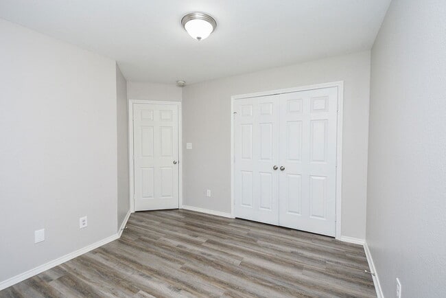 Building Photo - 946 Oak Falls Dr