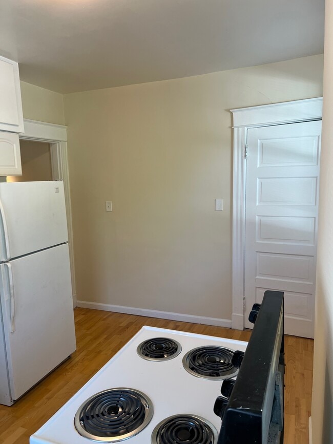 Building Photo - 905 Suire Ave