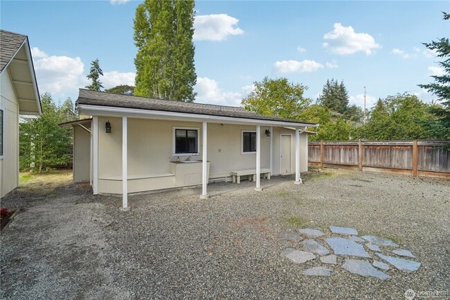 Building Photo - Amazing 3 br rambler w/ garage on LARGE fenced lot!