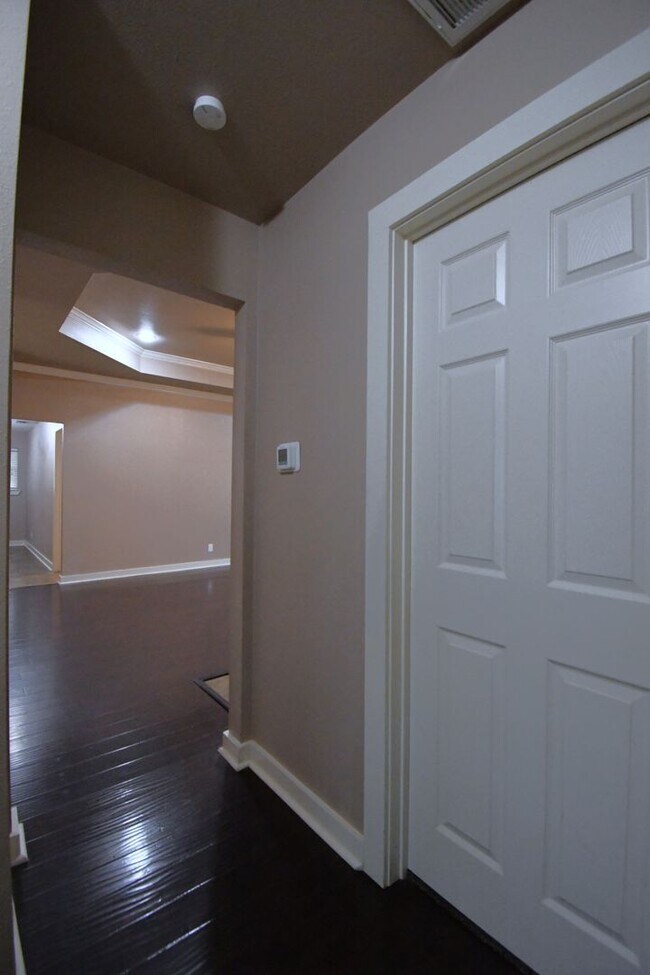 Building Photo - Lovely 4 Bedroom 2 Bath in Flint!