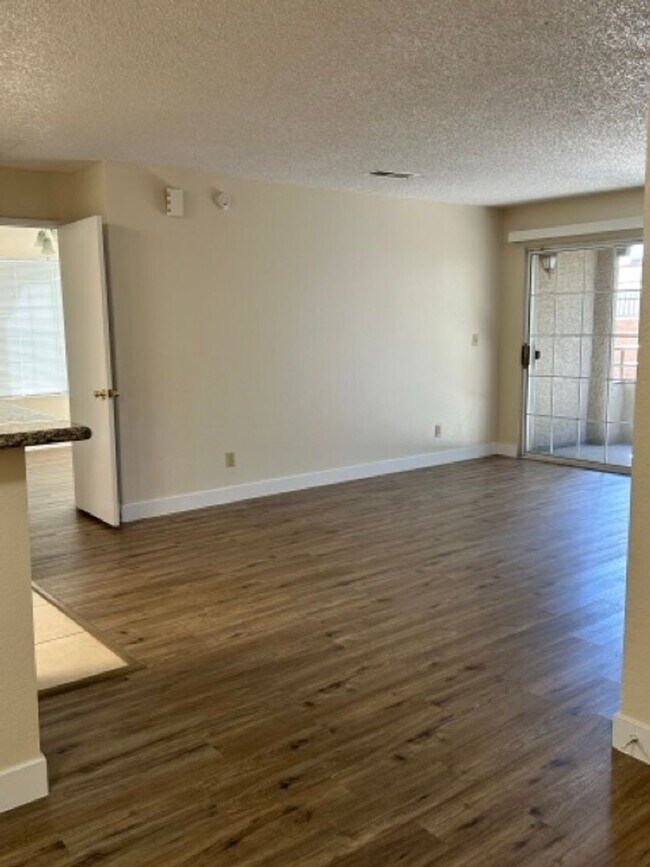 Building Photo - Newly Renovated 1 Bedroom!