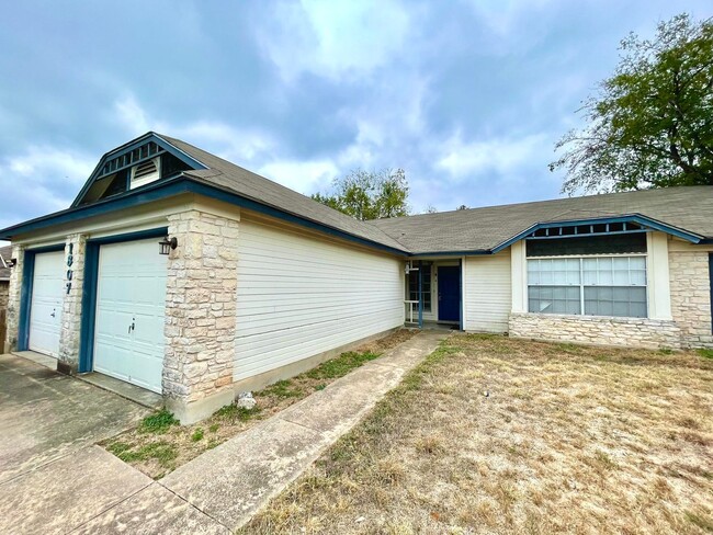 Primary Photo - Cute 2/1 Duplex in North Austin!