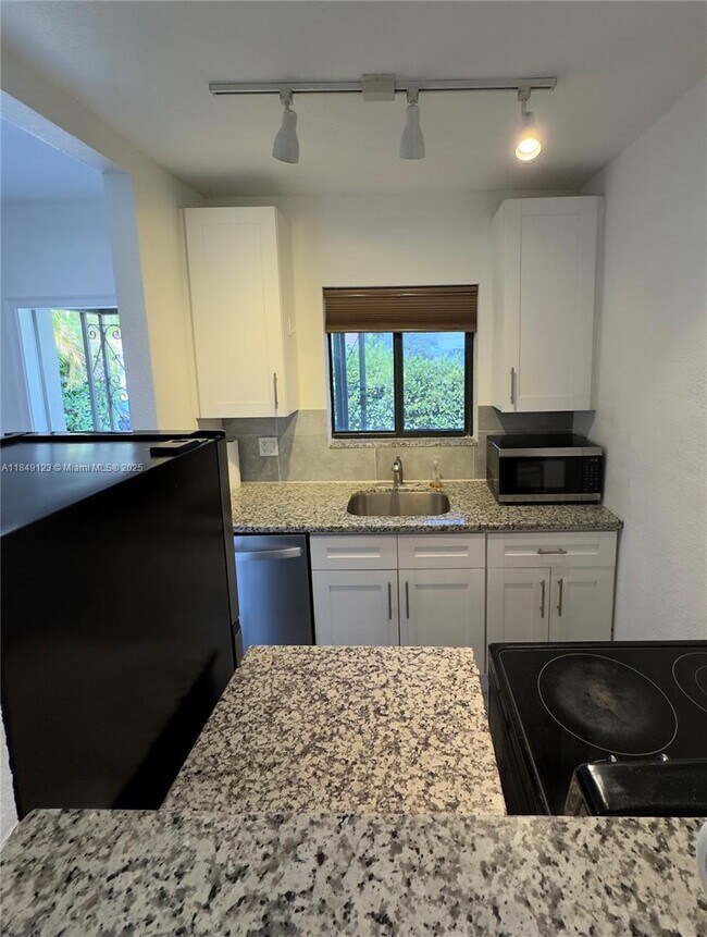 Building Photo - 560 NE 69th St