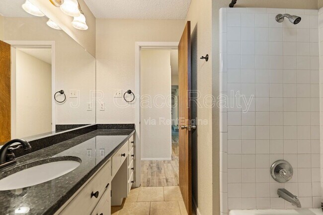 Building Photo - 429 Lindenwood Ln W