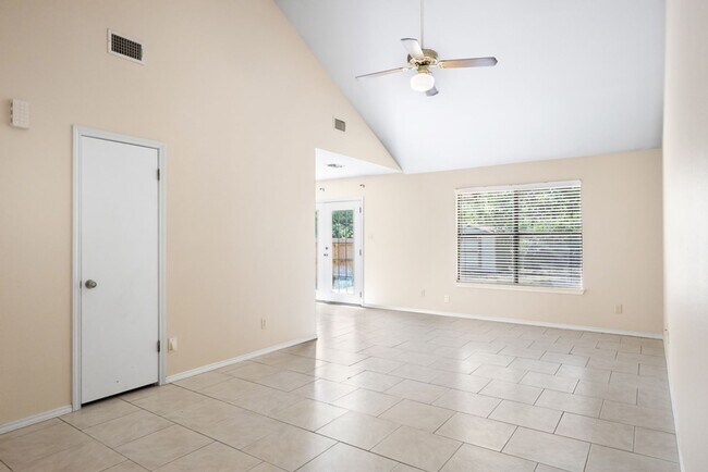 Building Photo - 265 Lohmann St