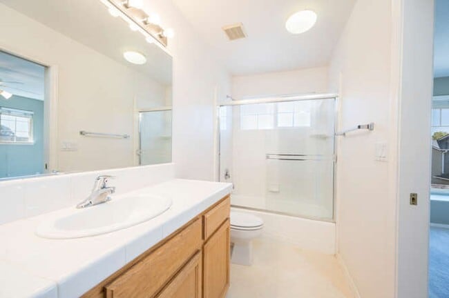 Building Photo - Charming 3bd/2.5 bath Condo