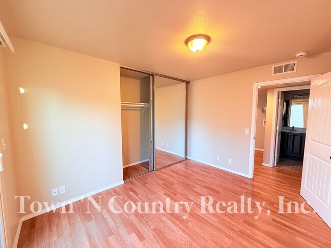 Building Photo - 1720 Cherokee Dr