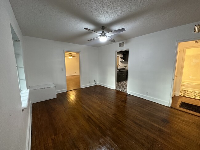 Building Photo - 735 E Henderson Dr