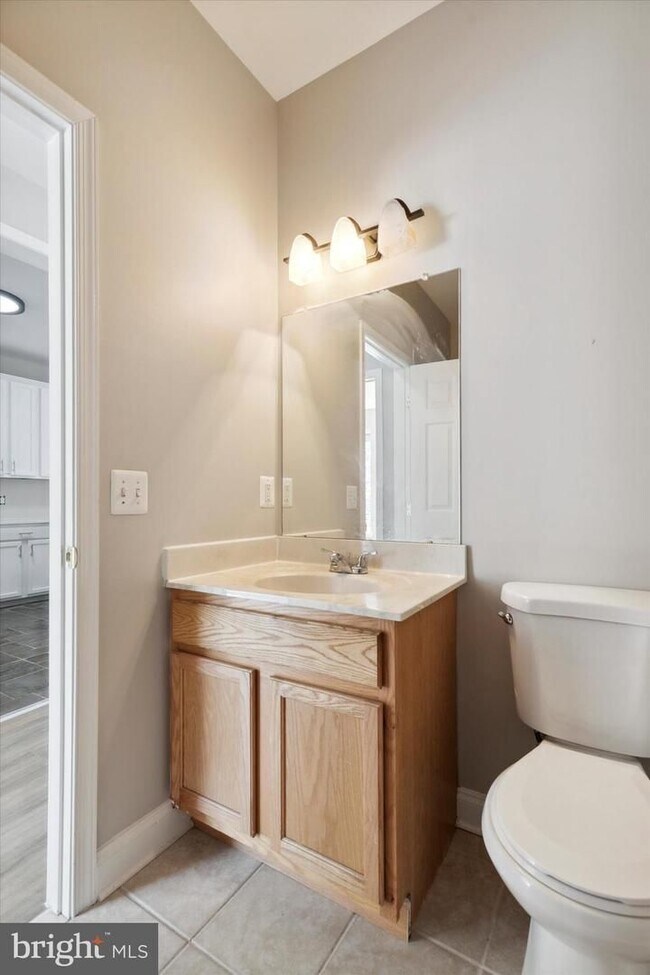 Building Photo - Spacious Townhome with 4 Bedrooms and 3.5 Baths!!