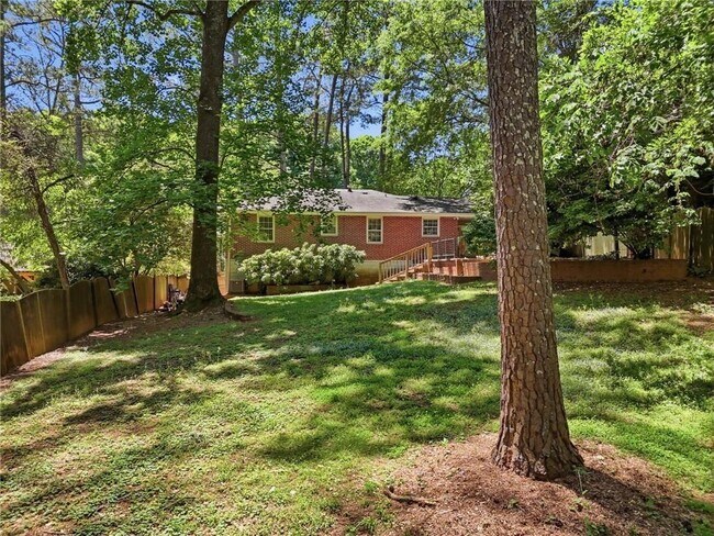 Building Photo - 1111 N Valley Dr