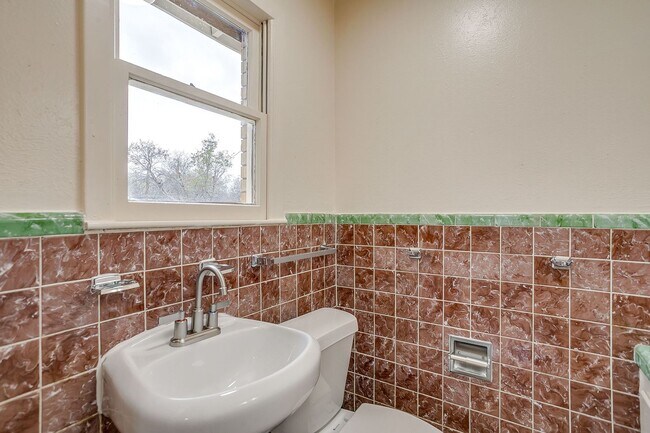 Building Photo - Ready for New Tenant- 3 Bedroom, 1.5 Bath in NRH- Birdville ISD- 76108