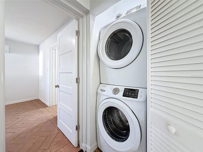 Building Photo - 5810 Tangerine Ave S