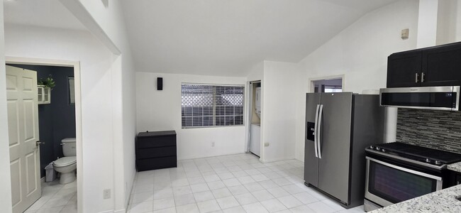 dining area - 5912 Yarmouth Ave