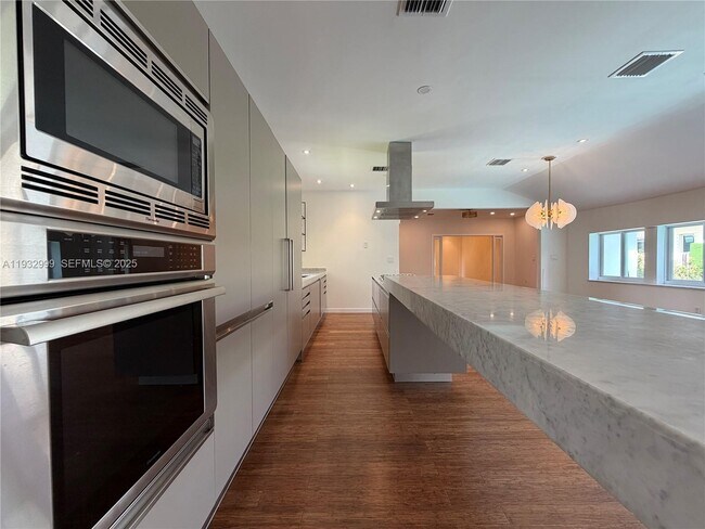 Building Photo - 621 W Dilido Dr