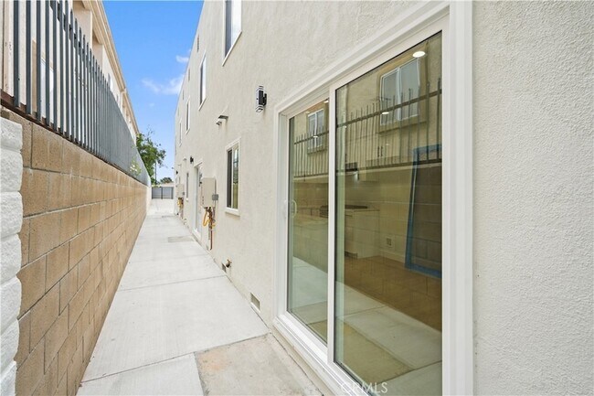 Building Photo - 7010 Lennox Ave