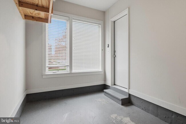 Building Photo - 16199 Columbus Ave