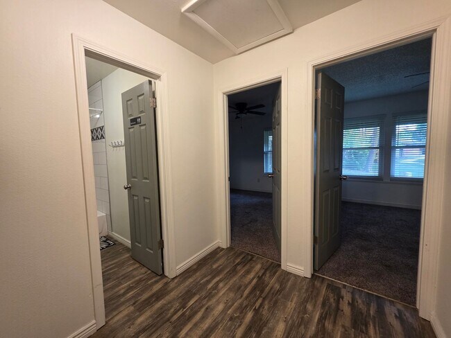 Building Photo - Massive 5 Bedroom Townhouse in Aurora