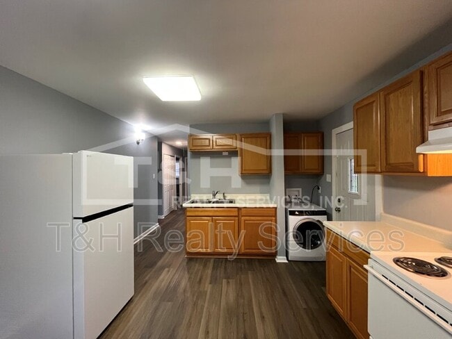 Building Photo - 1330 W Tate St