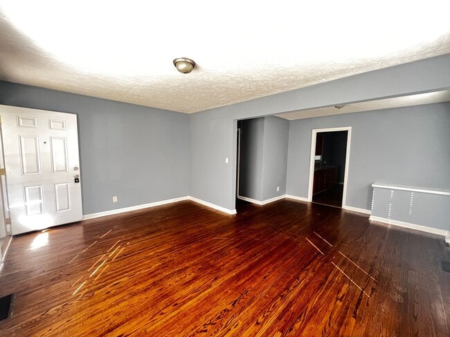 Building Photo - 2 Bedroom Home Dixie High Way