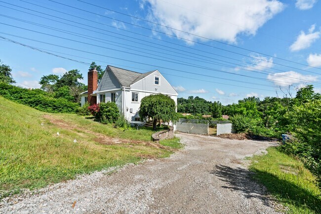 Building Photo - Unbeatable 4 bedroom in Penn Hills available now!
