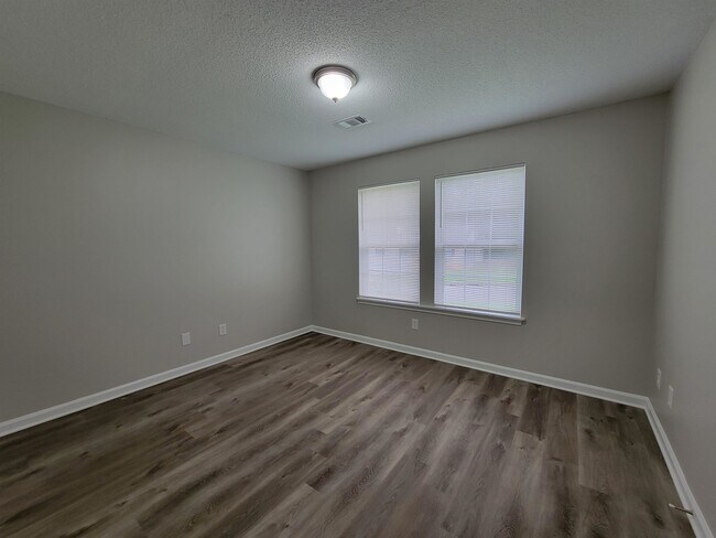 Building Photo - 7025 Stoneridge Dr