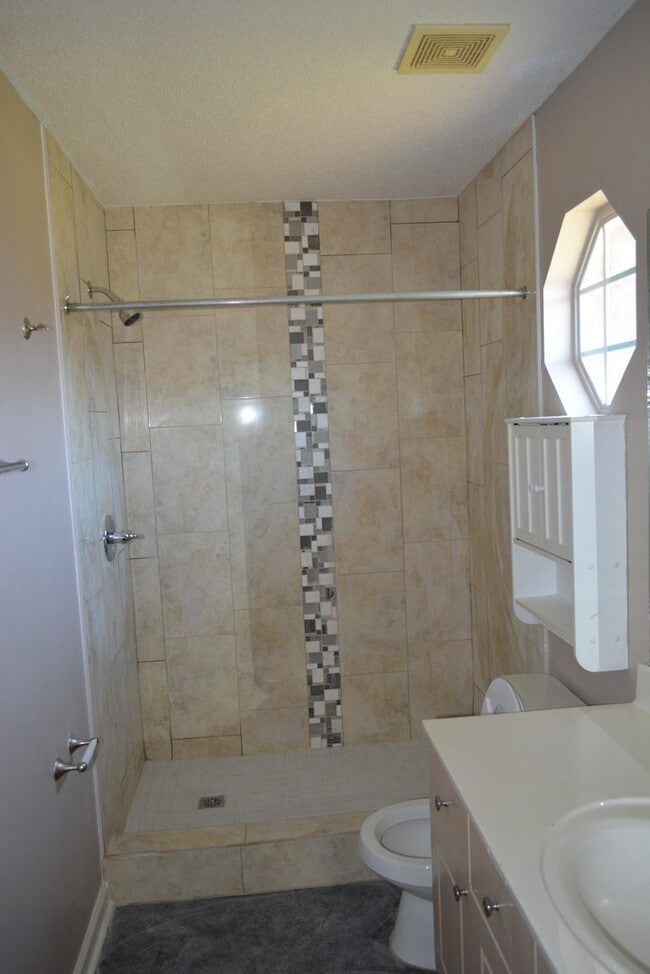 Building Photo - Under repair!