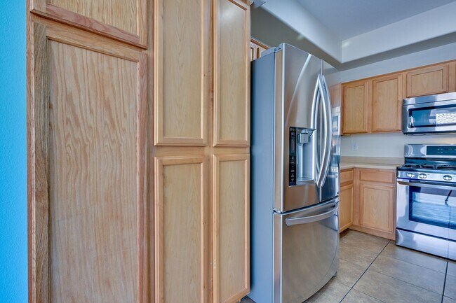 Building Photo - NW 3 bedroom!! Community Pool!! Playground...
