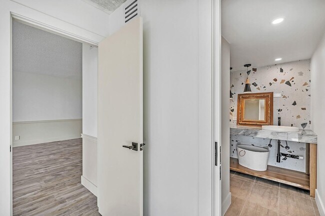 Building Photo - 3051 NE 48th St