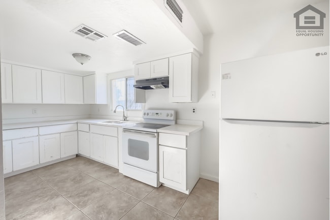 Building Photo - 2Bed/1Bath House at AZ-51/Thomas Rd! -- NO HOA! FENCED-IN YARD!