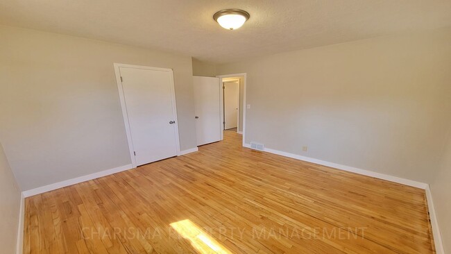 Building Photo - Newly Updated 2 Bedroom, 1.5 Bath House, C...