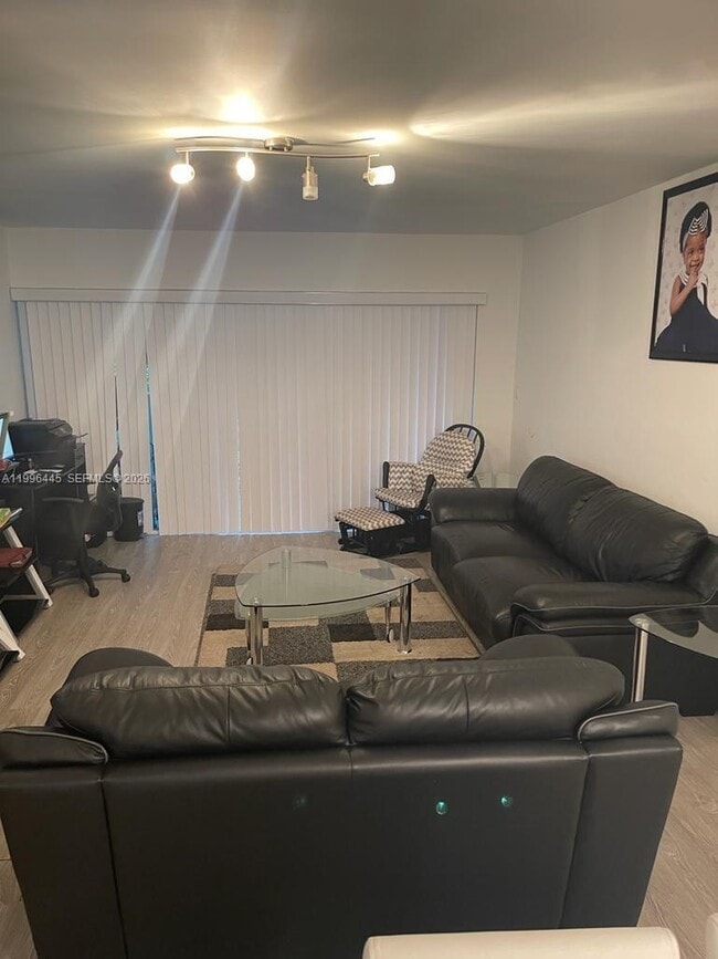 Building Photo - 100 Lakeview Dr