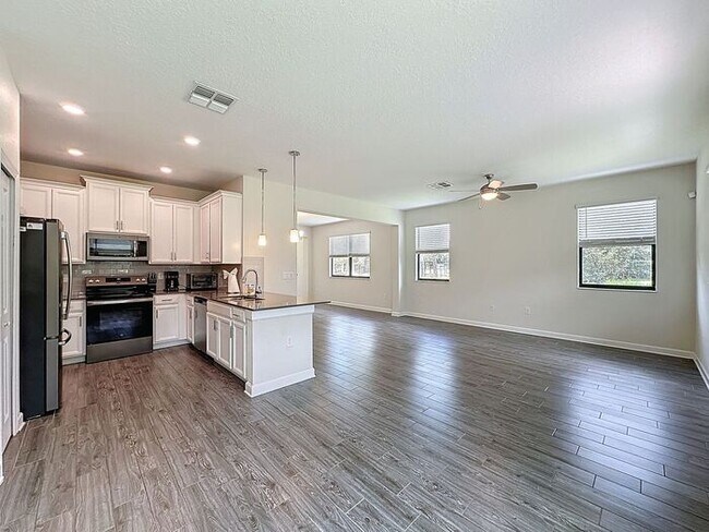 Building Photo - Beautiful Furnished townhome in Vistas of ...