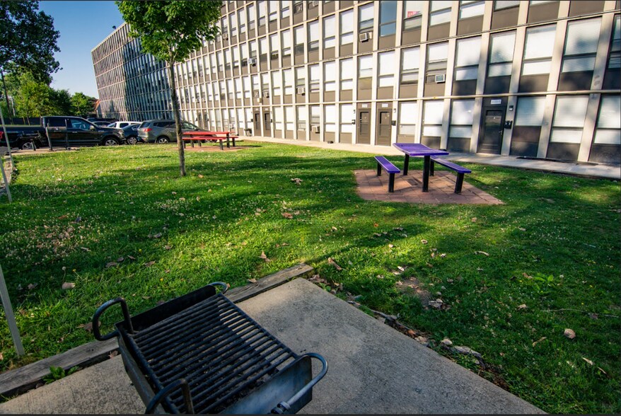 Building Photo - 6521 S Lowe Ave