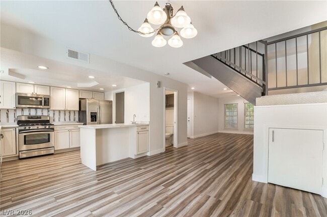 Building Photo - 3949 S Torrey Pines Dr