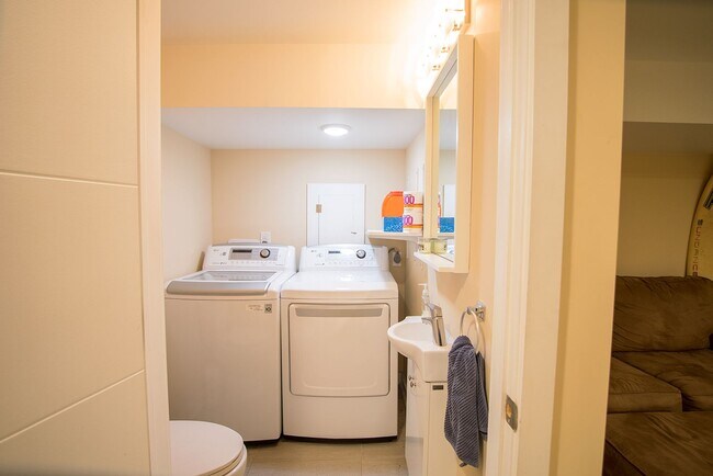 Building Photo - Graduate Hospital Three Bedroom Home