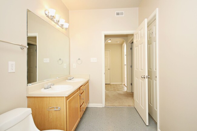 Building Photo - Spacious Lower-Level Riverbend Condo (Appl...