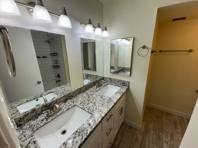 Building Photo - 6140 W Townley Ave